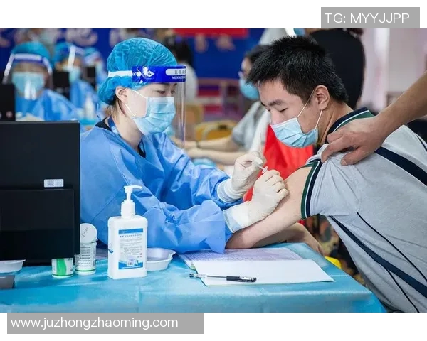 全球疫情防控进入新阶段 多国宣布加强疫苗接种与旅行限制措施